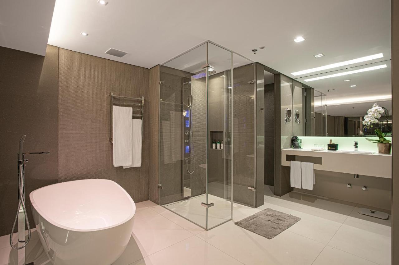 Suryaa Hotel Pinhais, Curio Collection By Hilton Екстериор снимка